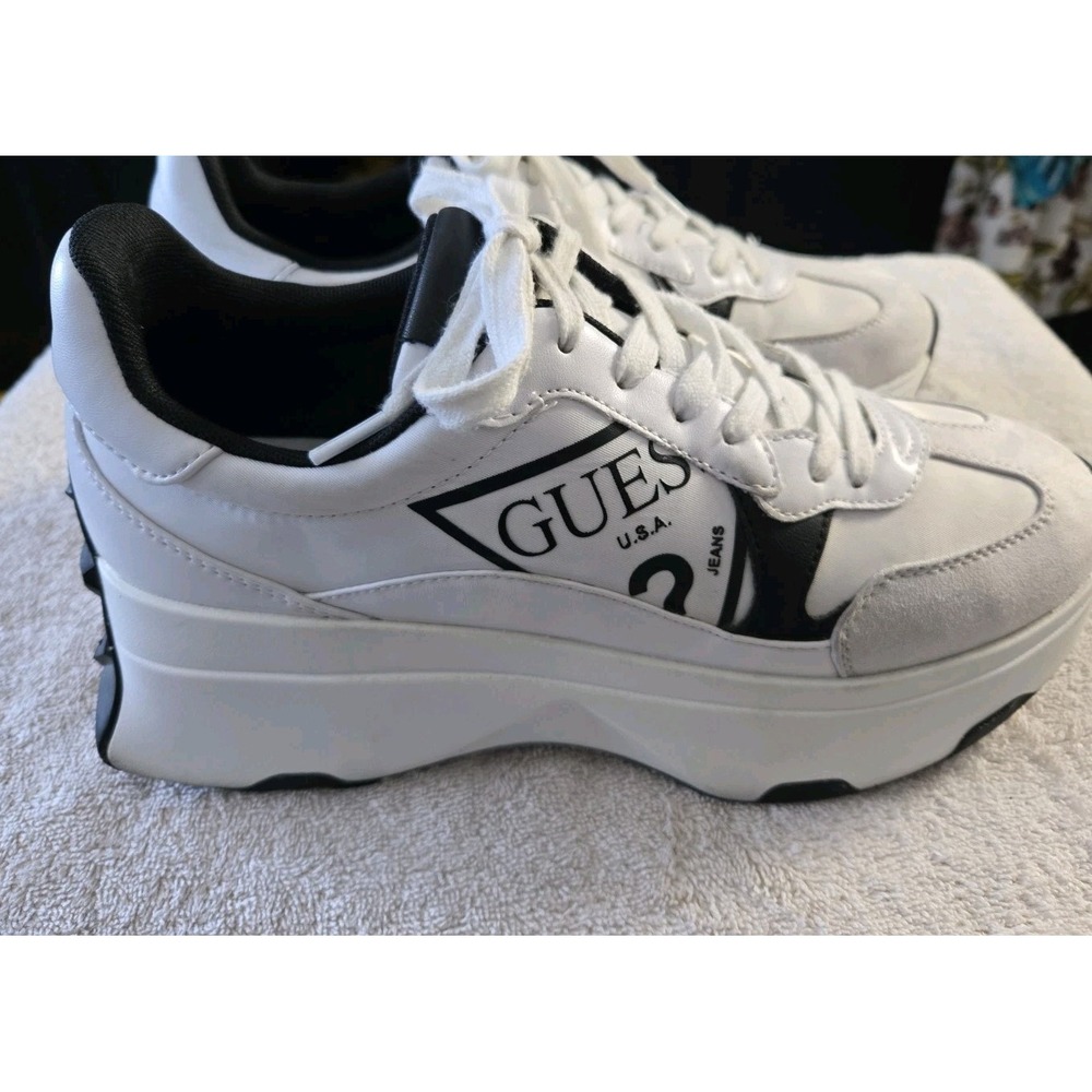 GUESS Women's 10 M Calebb5 Logo Low Top Faux Leather Sneakers White Black Shoes